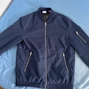 Bomberjacka - Marinblå bomberjacka från Jack and Jones i storlek M. Perfekta vår- eller höstjackan, använd endast ett fåtal gånger! Nypris 399kr! Skriv för fler bilder eller vid frågor😇