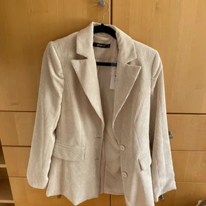 Manchester kavaj/jacka - Beige Manchester kavaj/jacka. Helt ny med lappar kvar!