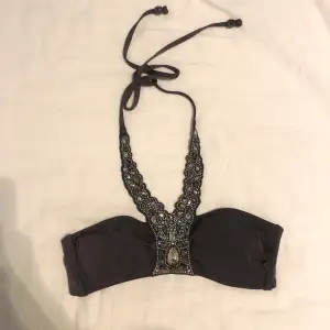 Superfin bikinitopp från H&M i storlek 34, oanvänd! Säljer för 70kr + frakt eller mötas upp i Stockholm 