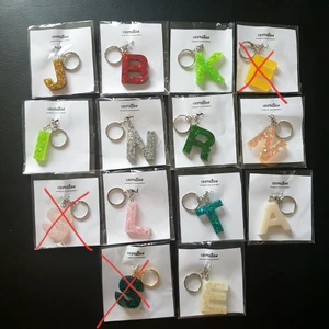 SISTA CHANSEN! Personliga nyckelringar  - Sista chansen! Dessa nyckelringar reas ur för endast 20:--/st + frakt (ord. pris 89:-/st + frakt). Gäller endast nyckelringarna på bilden, tar inte emot beställningar. Se bild nr. 3 för storlek! Skickar närbild på nyckelringarna vid intresse!