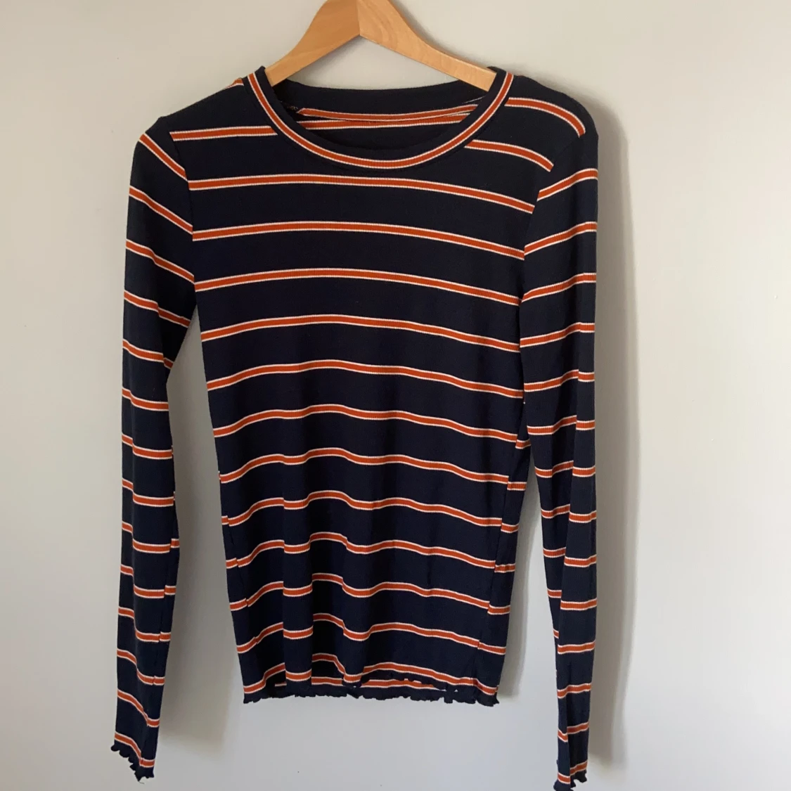 Blå/orange/vit randig tröja