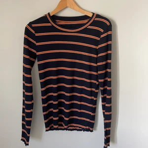 Blå/orange/vit randig tröja - Fin och knappt använd långärmad tröja💓 Lappen är bortklippt men storlek är ca S/M. Köparen står för frakt.