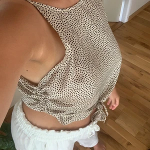 Prickig fest-topp!! - Beige silkes topp med svarta prickar från Zara. Funkar utmärkt till fest med en blazer över eller utmärkt till vardags med en söt kofta:) (Väldigt liten i storlek, jag som vanligtvis är en M -modell har XL i denna även fast att den sitter relativt tajt:) 