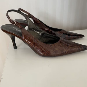 Bruna klackar  - Trendiga Bruna spetsiga klackar, aldrig använda 