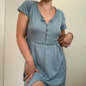 Blå sommarklänning - Fin blå klänning köpt secondhand i storlek L men skulle säga att den passar s-l beroende på hur du vill att den ska sitta, jag är storlek M och den är lite oversized på mig. I väldigt bra skick! 