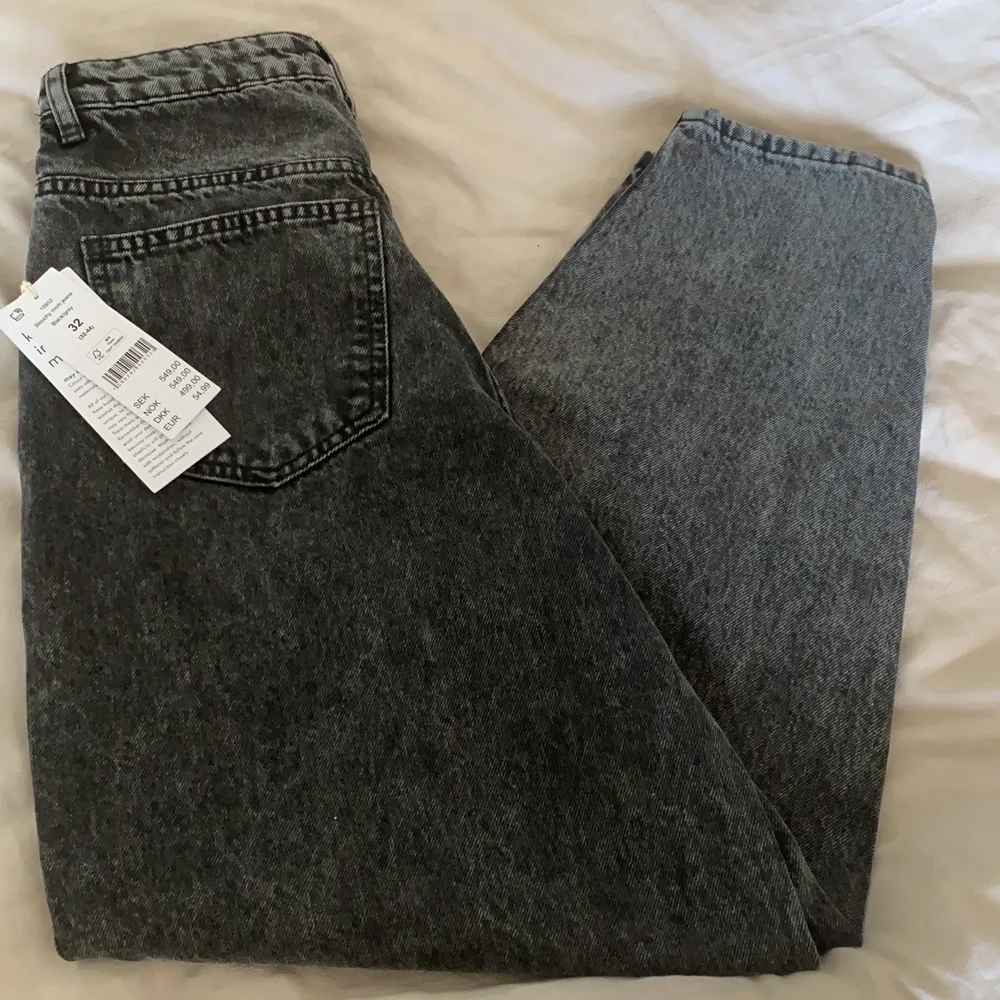 Svarta/gråa trendiga mom jeans från Gina Tricot, helt oanvända Originalpris: 549, säljer för endast 100 kr, rabatterad pris Storlek: 32 / XS men passar till S   Pris går att diskutera, kunden ansvarar för frakt. Släng iväg en DM vid intresse!. Jeans & Byxor.