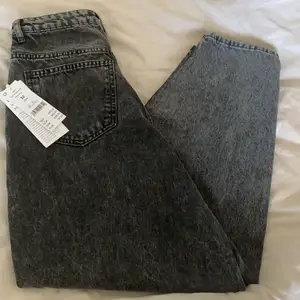 Svarta/gråa trendiga mom jeans från Gina Tricot, helt oanvända Originalpris: 549, säljer för endast 100 kr, rabatterad pris Storlek: 32 / XS men passar till S   Pris går att diskutera, kunden ansvarar för frakt. Släng iväg en DM vid intresse!