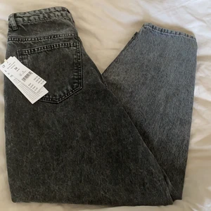 Gina Tricot Slouchy Mom Jeans - Svarta/gråa trendiga mom jeans från Gina Tricot, helt oanvända Originalpris: 549, säljer för endast 100 kr, rabatterad pris Storlek: 32 / XS men passar till S   Pris går att diskutera, kunden ansvarar för frakt. Släng iväg en DM vid intresse!