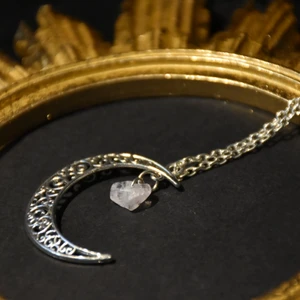 Halsband måne - Halsband med en måne och en rosenkvarts sten. 