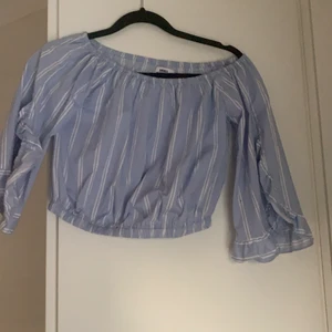 Topp från NA-KD - En blus köpt från Andrea hedenstedts kollektion med NA-KD, använt bara få gånger.