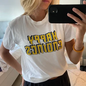 Ganni - Säljer denna fina Ganni T-shirt. Använd några gånger men i fint skick! Bara att ställa frågor eller liknande.