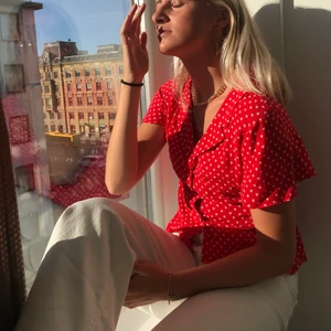 Topp - En jättesöt röd topp från Zara i storlek S, knappt använd. Säljer för 100kr ❤️