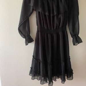 Volangklänning - En jätte fin volangklänning från bikbok i storlek S. Säljer för 150kr eller högst bud.