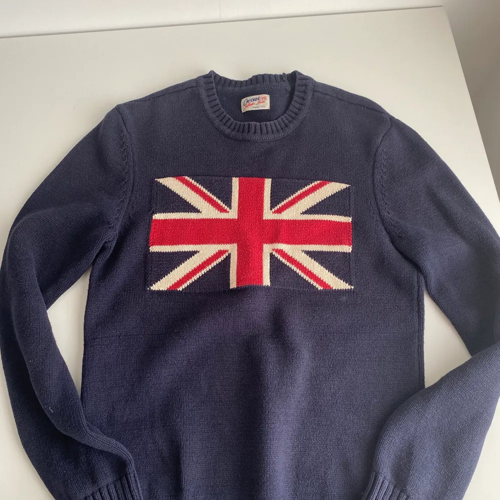 Säljer nu min sweatshirt från Crocker med Storbritannien flagga i storleken XS. Fint skick och överlag fin tröja. Pris och leverans kan diskuteras! . Hoodies.