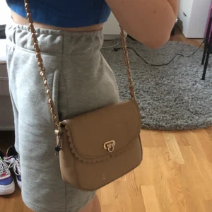 Väska  - En ganska använd men fin beige väska för bara 65kr. Den har en liten fläck på framsidan, men det syns knappt✨