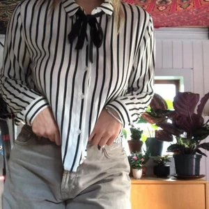 Randig blus - Randig blus i fint material med knytning i halsen. Använd 3 gånger om 