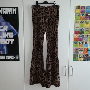 Leopard bellbottom leggings strl S - Säljer dessa jätte jätte jätte fina leggingsen för att de inte alls är i rätt storlek för mig även fast jag försökt flera gånger:( Dem är lågmidjade men går att dra upp över höften. Jag brukar bära strl M/L och dem satt för tajt och har för korta för mig då jag är 179cm. Men skulle kunna tro att dem passar en liten M eller till och med M om man är tillräckligt kort nog. Kan postas!