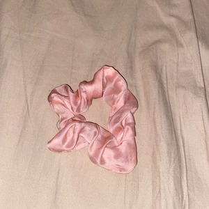 Scrounchy - Stor och ganska stretchig,använd typ 2 gånger på håret med den är tvättad 