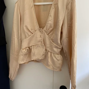 Snygg topp, storlek S - Aldrig använd prislappen sitter kvar, köpt för 180kr