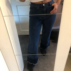 Vida mörkblå jeans - Vida mörkblå jeans med detalj nedtill i strl 36, endast använde 2-3 gånger. Köpta på nakd för 499kr. Kontakta mig vid intresse, även om du har frågor eller vill ha fler bilder (priset kan diskuteras)💕