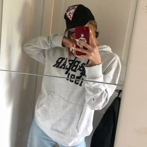 Guess triangle logo cap keps - Säljer min pojkväns snygga keps då han har en han gillar mera🤍 en äkta guess keps som köptes för 349kr som aldrig är använd endast testad, så i nyskick🤍 one size och man kan spänna den där bak så den passar alla🤍 kan mötas upp i Jönköping annars är det du som betalar frakt😚 