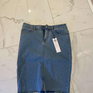 Oanvänd jeanskjol - Helt oanvänd jeanskjol för 150kr. Avhämtning finns eller får köparen stå för frakten. Tar både swish och kontant. Storlek: M💗