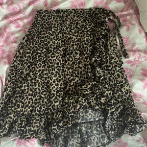 Leopard Volang kjol 💫 - En trendig volang kjol, den är ganska kort. Kjolen är från Lindex och är i bra skick, används få gånger. Kan styla den jätte fint och är smal i midjan. 🎀