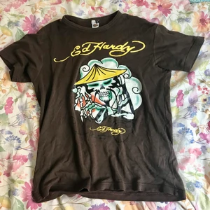 ed - ed hardy t-shirt👏 kommer ba inte till använding längre men svin fet:) 