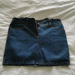 Hugo Boss kjol  - Oanvänd mörkblå jeanskjol i snygg modell. Storlek 36, som normal small. Längd ca 36cm. Nypris 1499kr