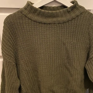 militärgrön stickadtröja - supermysig stickad tröja från h&m som inte längre kommer till användning men är i bra skick! materialet sticks inte och är super skön 💕