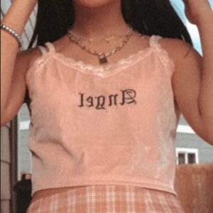 Angel topp - Jätte fin rosa angel topp, säljer pga den aldrig kommer till användning! Jätte fint material. Fint skick aldrig andvänt! (Lånade bilder) kontakt mig om ni vill ha fler bilder eller är intresserade!!