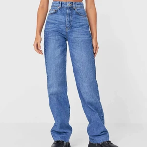 Stradivarius jeans straight leg - Jag säljer två par jeans från stradivarius då de ej passade mig! Detta paret är i 38 och är lagom långa på mig som är 173. Ett par helt vanliga straight leg jeans i en fin blå färg:) Lite stretchiga i materialet. Helt oanvända med alla lappar kvar!! Ord pris 359kr. Pris kan diskuteras vid snabb affär!!