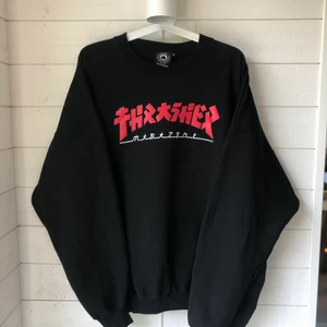 Thrasher tröja  - Svart sweatshirt från Thrasher i strl XL. Den är knappt använd och i fint skick. Nypris är 799kr. Köparen står för frakten ✨