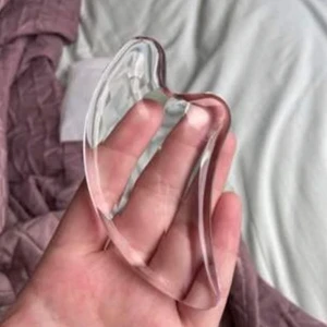 Gua Sha  - Säljer min nya gua sha pågrund av att jag inte använder den längre. Används för att forma ansiktet. Har använt den några gånger innan och sett resultat. Skriv privat för fler frågor. 😚