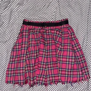 Kjol - Rosa rutig kjol med gula, blåa och vita detaljer från dollskill, kjolen är aldrig använd