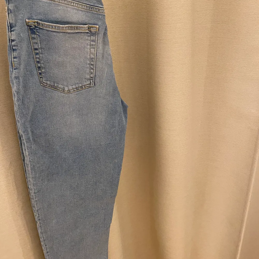 ”Loose mom jeans” från HM dividend. Aldrig använda med lappen kvar. Skriv för fler bilder☺️. Jeans & Byxor.