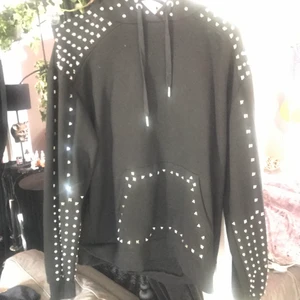 Unik hoodie från uk - Endast testade för stor :(  pallade inte skicka tillbaka den då den var så svår att få tag i och dyr så säljer den 400kr billigare än vad jag gav för den vilket var runt 900-1000