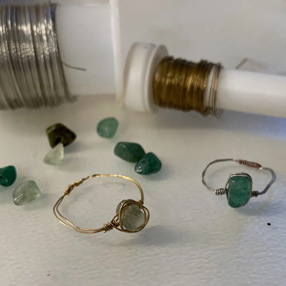 Ringar i guldig eller silvrig ståltråd med kristallen grön aventurin(en av mina favoriter)!✨🥑💚. Accessoarer.