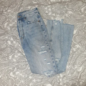 Momjeans str.34 - Oanvänd momjeans från hm i str.34. 5 fickor. Nypris 399