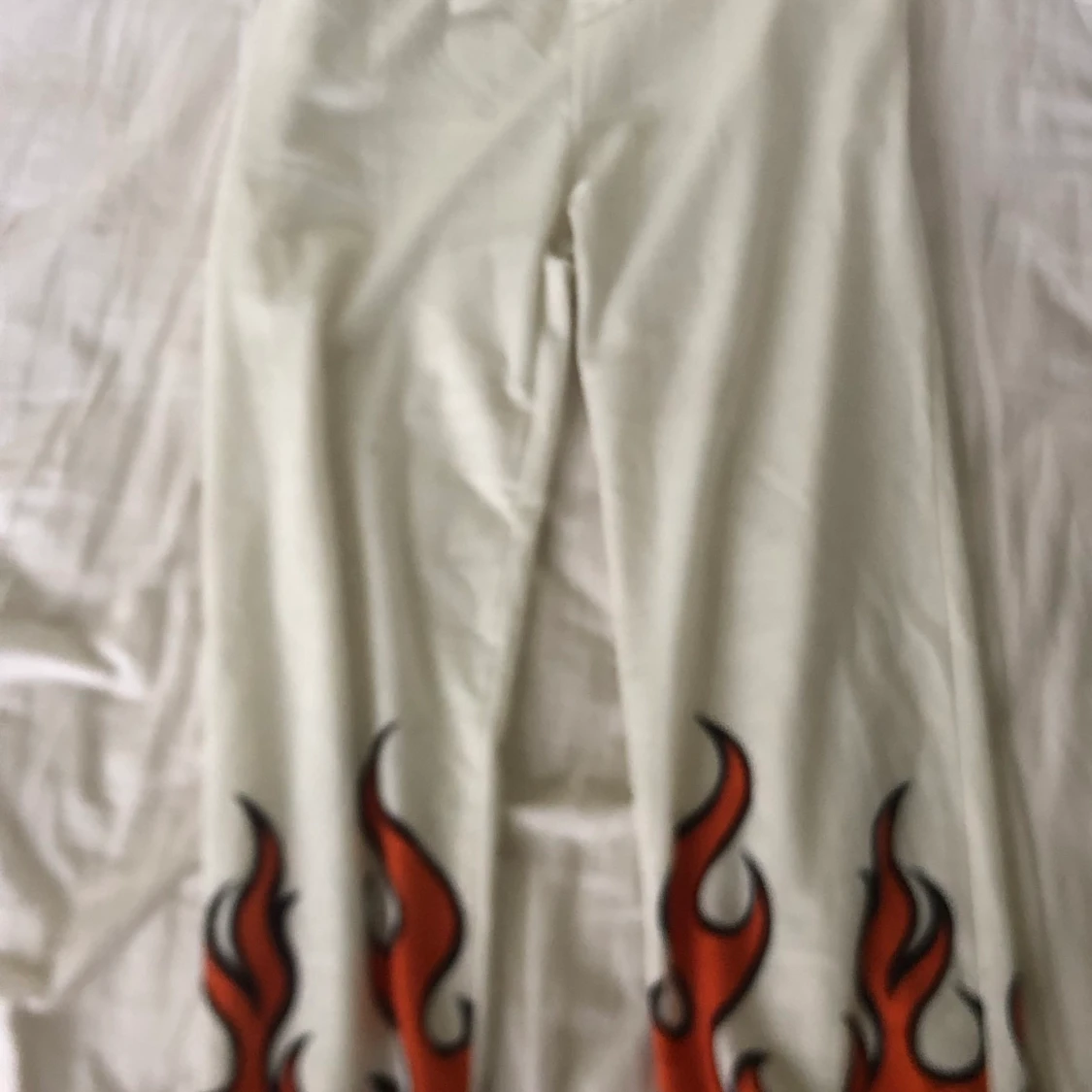 Vita mjukisbyxor m. flammor strl 140 - 90