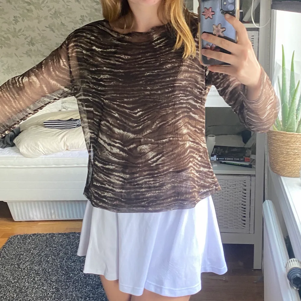 Brun/vit mesh topp. I bra skick🥰 Har ingen storlek men sitter lite löst på mig som är S/M✨. Toppar.