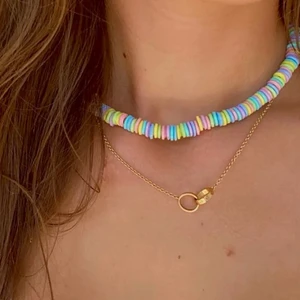 Pärlsmycken  - Chunky halsband och färgglada ringar är perfekt nu till sommaren🍓 andra färger finns, kontakta vid intresse💕 halsband 50 kr,  ringar 10 kr 💜
