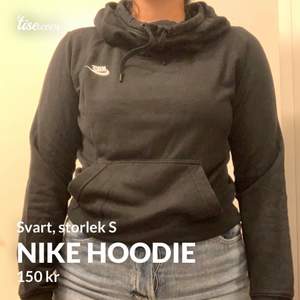 Svart nike hoodie, säljs pga att den inte används och är i bra skick. Hör av er för fler bilder!