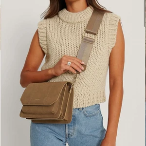 Väska - Väska från nakd! Använd en gång, så väldigt fin! köpt för 400kr. Säljer för 150kr + frakt :)