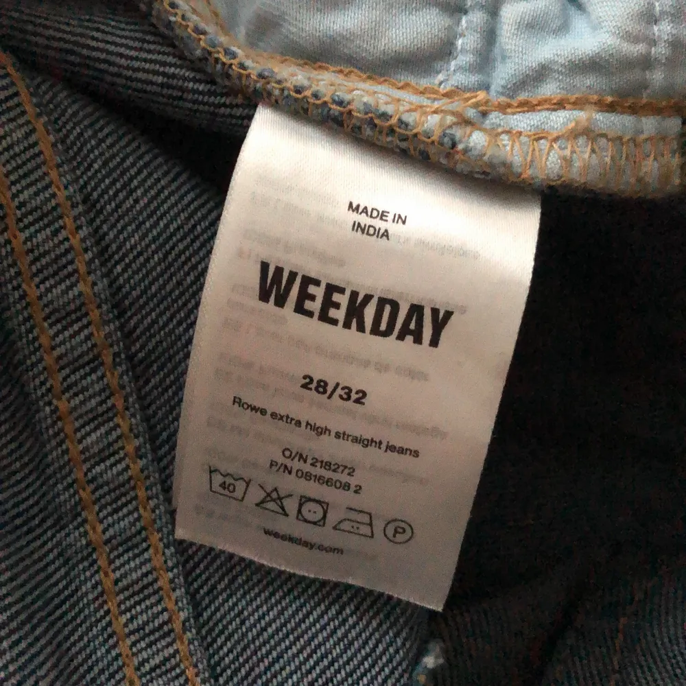 Säljer mina Rowe jeans från Weekday i den fräschaste blåa tvätten🌻 260kr inkl frakt. Jeans & Byxor.