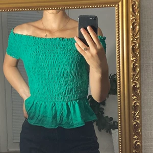 offshoulder topp - Söt grön offshoulder topp från Ginatricot. Säljer pga inte används längre. I bra skick.