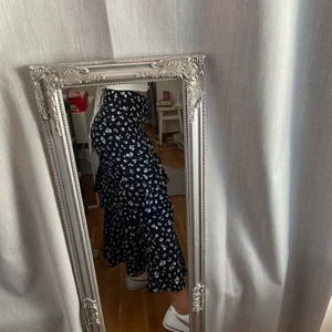 Blommig långkjol  - Denna superfina långkjol från Chiquelle köpte jag för ca. 500 kr för ett tag sedan, men tyvärr har den inte kommit till användning då jag har många liknande kjolar❤️