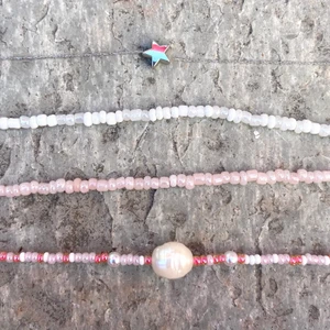 Halsband  - Halsbanden kostar 85kr styck och är perfekta till sommaren🌺 frakten är 12kr och om du vill se hur dom ser ut på så kan du kontakta mig! Kram