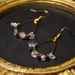 Örhängen kristaller - Örhängen med äkta granat och bergskristall. Krokarna är nickelfria. 