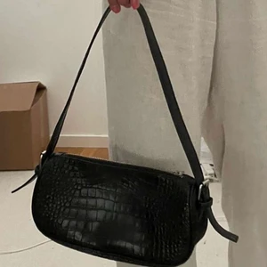 Väska  - Superfin svart väska från Nelly i orm imitation, lagom stor och man får plats med det man behöver ha med sig 💓